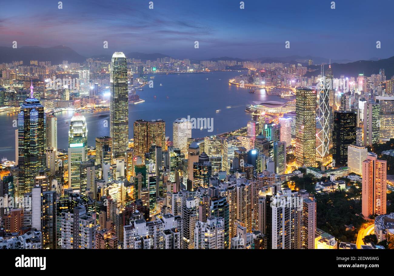 Skyline von Hongkong von Victoria Peak in der Nacht, China Stockfoto