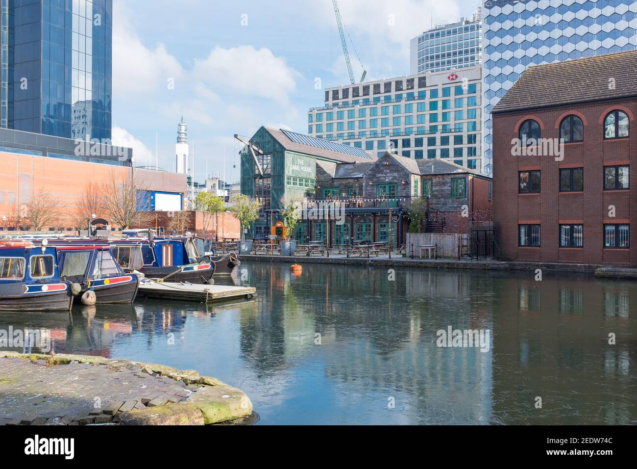 Schmale Boote im Gas Street Basin, Birmingham Stadtzentrum mit hohen Gebäuden im Hintergrund Stockfoto