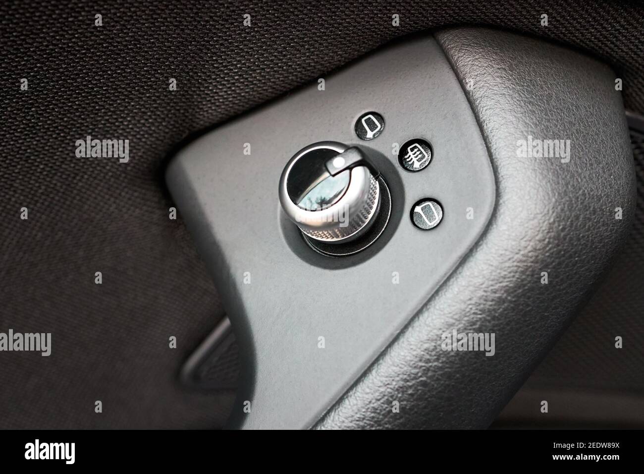 Knopf für elektrische Außenspiegel in der Fahrertür versenkt