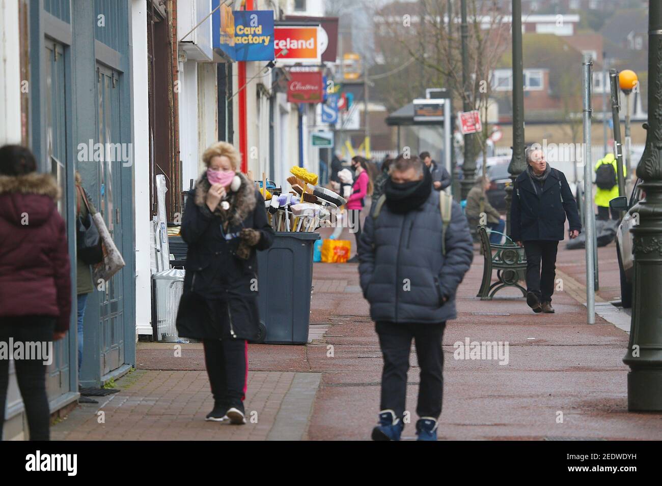 Bexhill-on-Sea, East Sussex, Großbritannien. Februar 2021, 15. UK Wetter: Ein luftiger und bedeckter Tag in der kleinen Küstenstadt Bexhill mit dem Wetter, das sich später in der Woche verbessern wird. Ein paar Leute einkaufen die Mehrheit trägt Gesichtsmasken. Foto-Kredit: Paul Lawrenson/Alamy Live Nachrichten Stockfoto