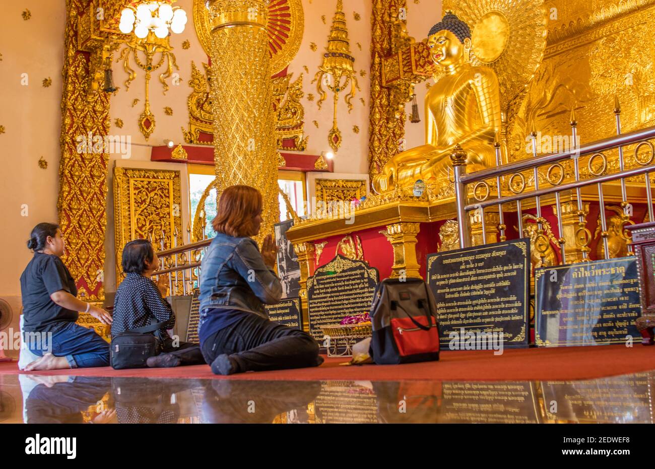 UBON RATCHATHANI, THAILAND - 14. Feb 2021: Phra That Nong Bua ist ein Dhammyuttika Tempel, einer der wichtigsten Tempel in Ubon Ratchathani.das Highlight Stockfoto