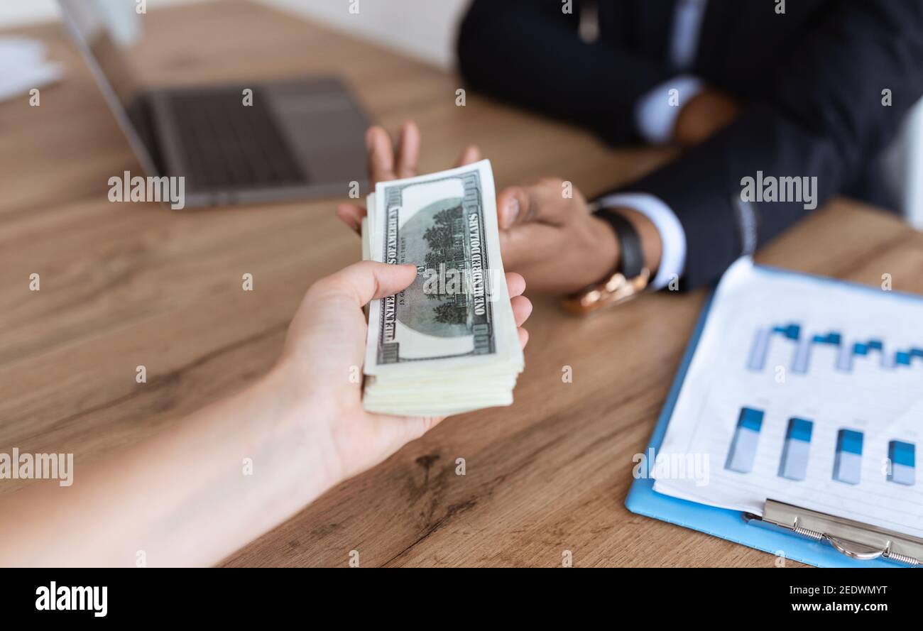 Korrupte schwarze Geschäftsmann Abdichtung Deal, erhalten Bestechungsgeld vom Partner Stockfoto