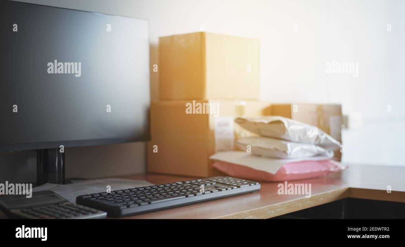 Nahaufnahme der Computer-Tastatur mit Pakaging-Box, E-Commerce-Konzept. Stockfoto