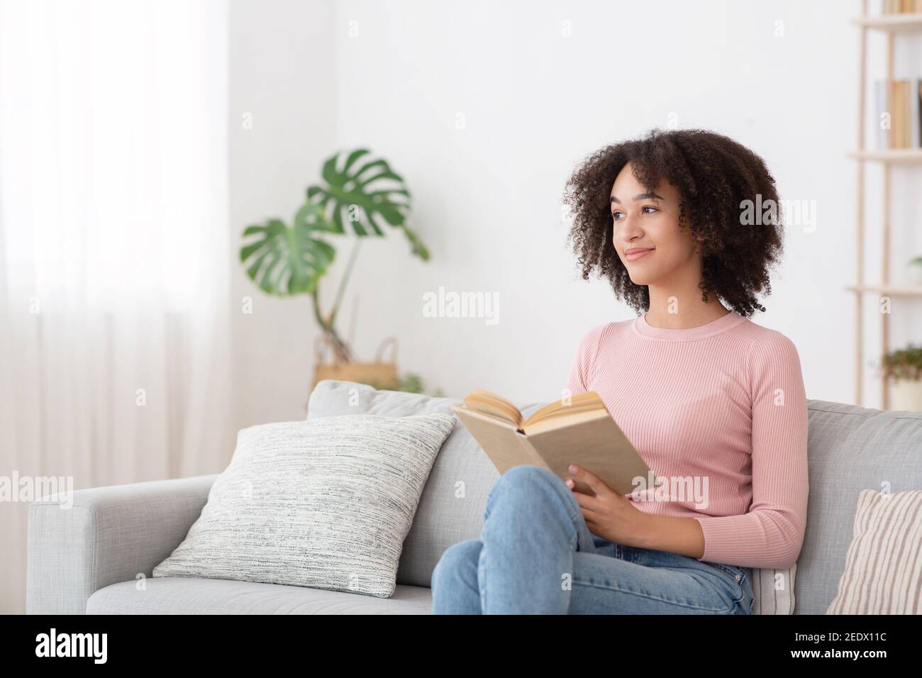 Häusliche Gemütlichkeit, faul, Komfort, Bildung und Erholung während COVID-19 Epidemie Stockfoto