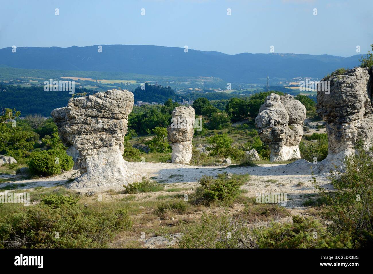 Panorama-Landschaft oder Panoramablick über erodierte Felssäulen Die Mourres Rocks Forcalquier Alpes-de-Haute-Provence Provence Frankreich Stockfoto