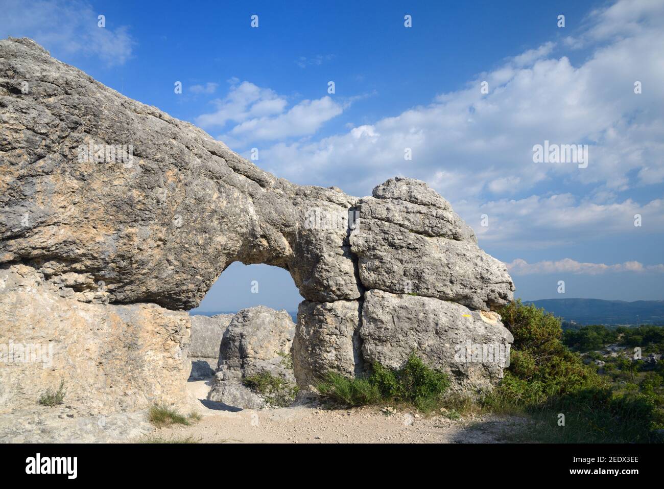 Natursteinbogen unter den Felsformationen der Mourres Felsen bei Forcalquier Alpes-de-Haute-Provence Frankreich Stockfoto