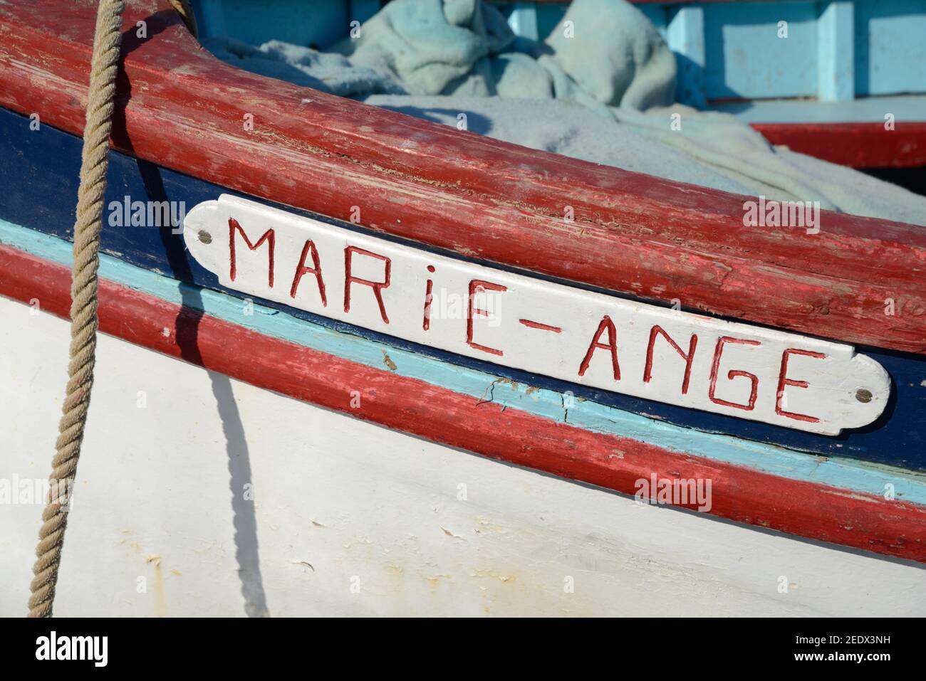 Bemaltes Fischerboot aus Holz mit Namensschild 'Marie-Ange' oder Angel-Mary aus Île du Grand Gaou Six-Fours-les-Plages Var Provence Stockfoto