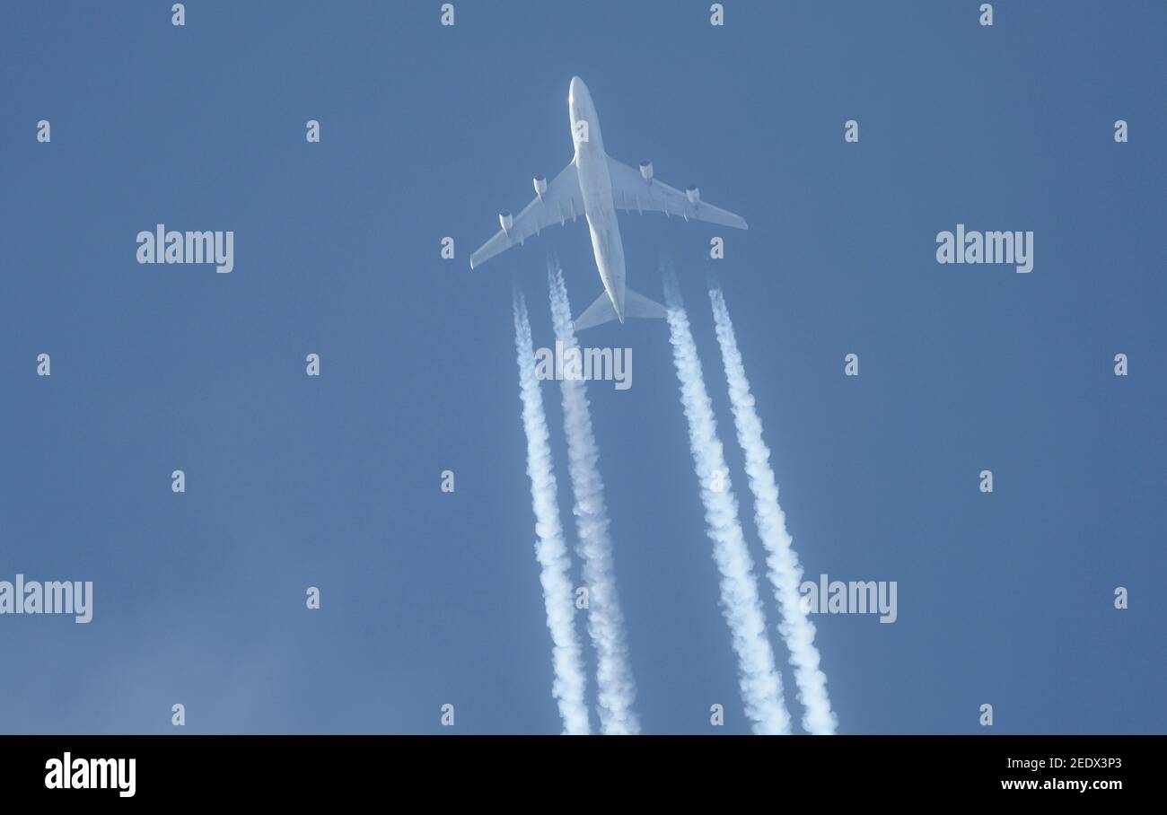 London, Großbritannien. 15. Februar 2021. Flugverkehr über London während der Covid-19-Pandemie. Longtail Aviation Boeing 747 Jumbo Jet VQ-BWT fliegt um 37.000ft Uhr über London von New York auf dem Weg nach Maastricht im trüben Nachmittags-Himmel. Kredit: Malcolm Park/Alamy. Stockfoto