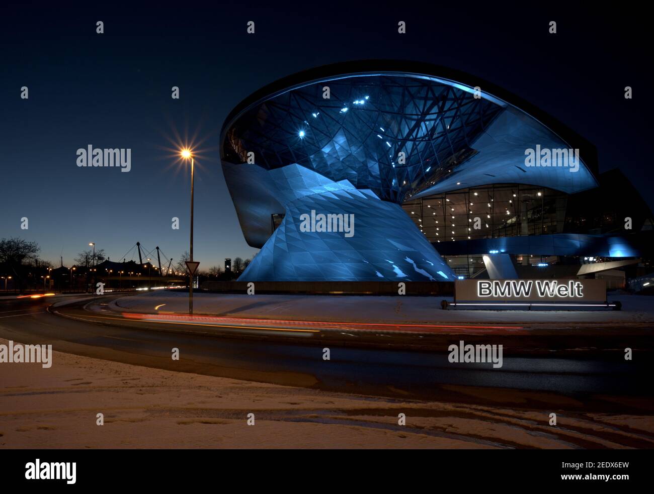 MÜNCHEN, DEUTSCHLAND - 11. Feb 2021: BMW World München, Bayern, Deutschland bei Nacht Stockfoto