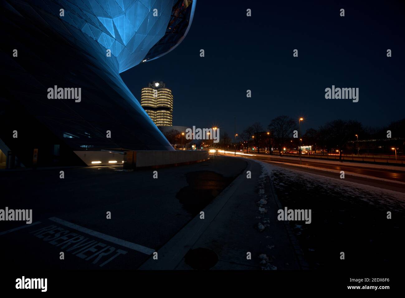 MÜNCHEN, DEUTSCHLAND - 11. Feb 2021: BMW World München, Bayern, Deutschland bei Nacht Stockfoto