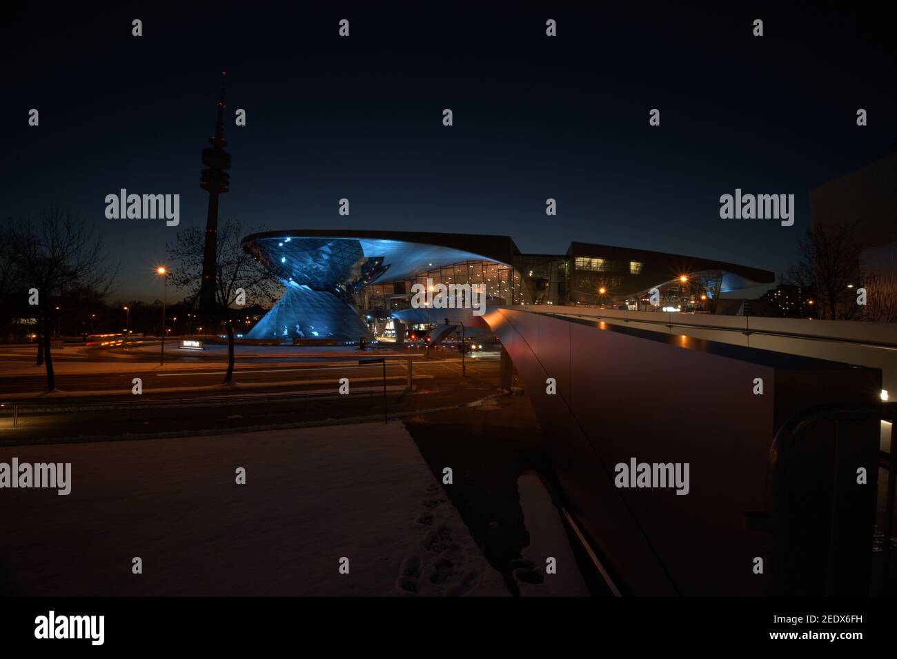 MÜNCHEN, DEUTSCHLAND - 11. Feb 2021: BMW World München, Bayern, Deutschland bei Nacht Stockfoto