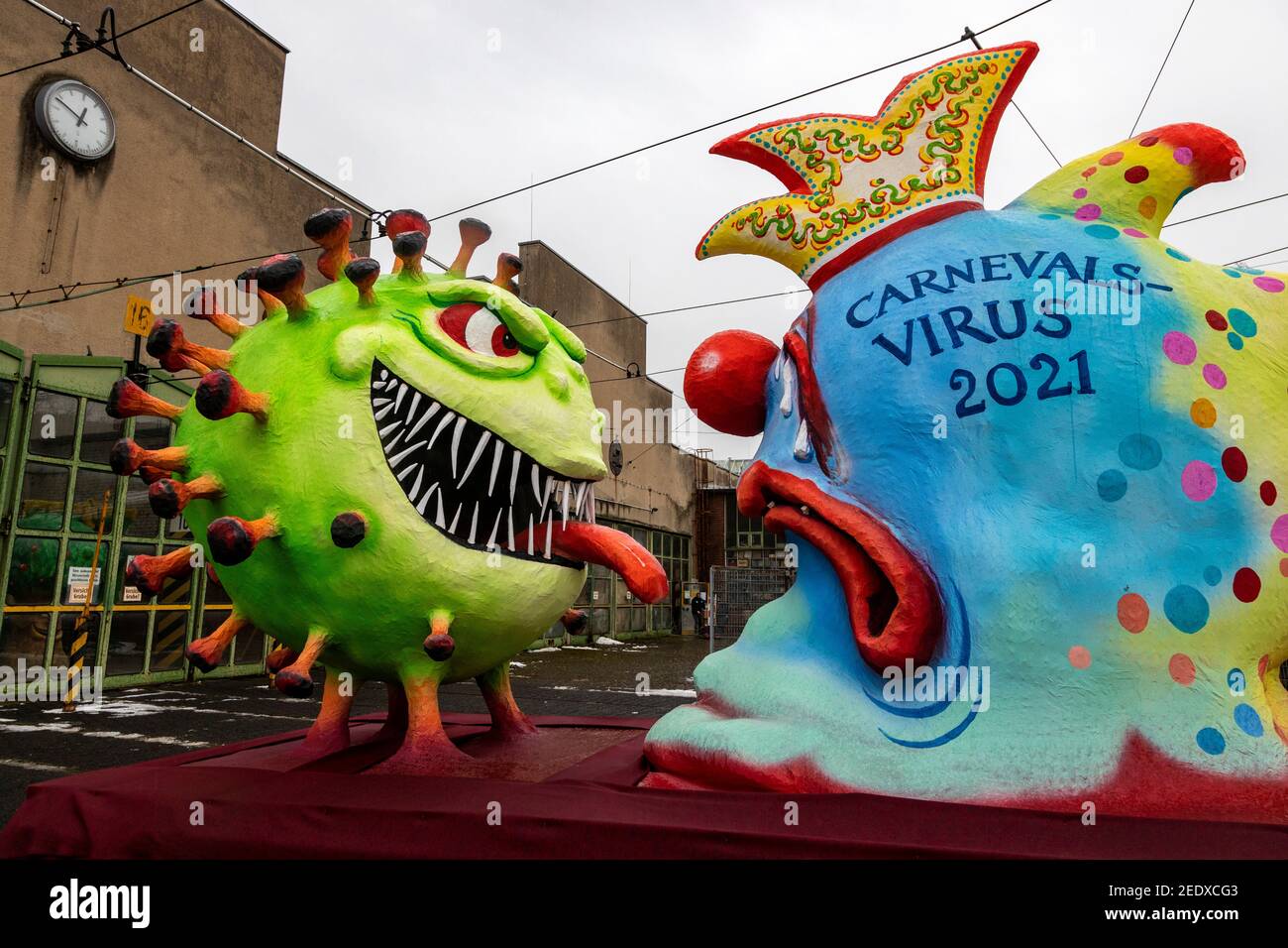 Düsseldorf, Deutschland. 15. Februar 2021. Die Karnevalswagen des deutschen Künstlers Jacques Tilly wurden präsentiert und später in ganz Düsseldorf ausgestellt, da die Hauptparade wegen der Coronavirus-Pandemie abgesagt wurde. Quelle: Bettina Strenske/Alamy Live News Stockfoto