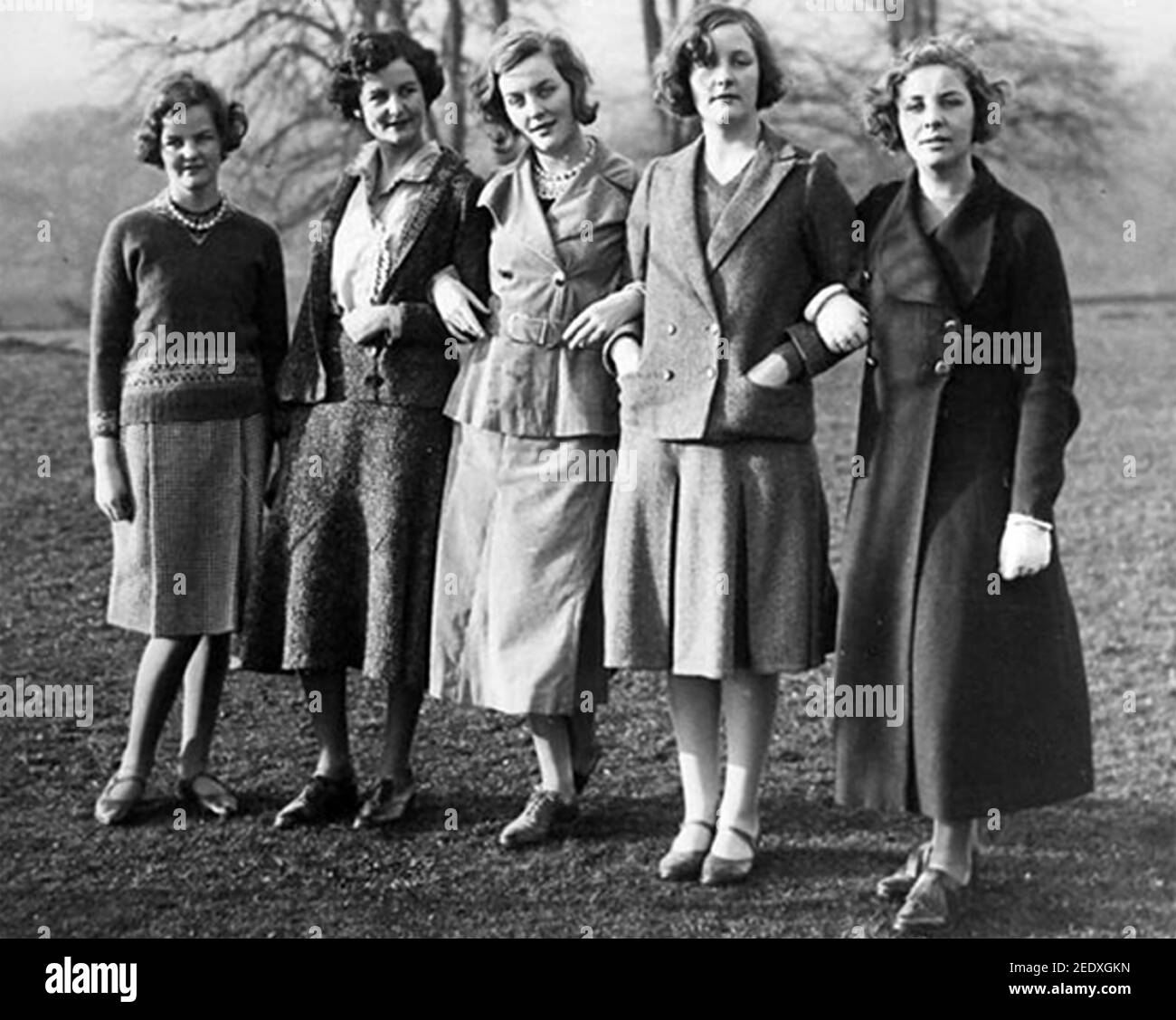 MITFORD SCHWESTERN von links: Jessica, Nancy, Diana, Unity, Pamela 1935. Die jüngste, Deborah, ist abwesend. Stockfoto