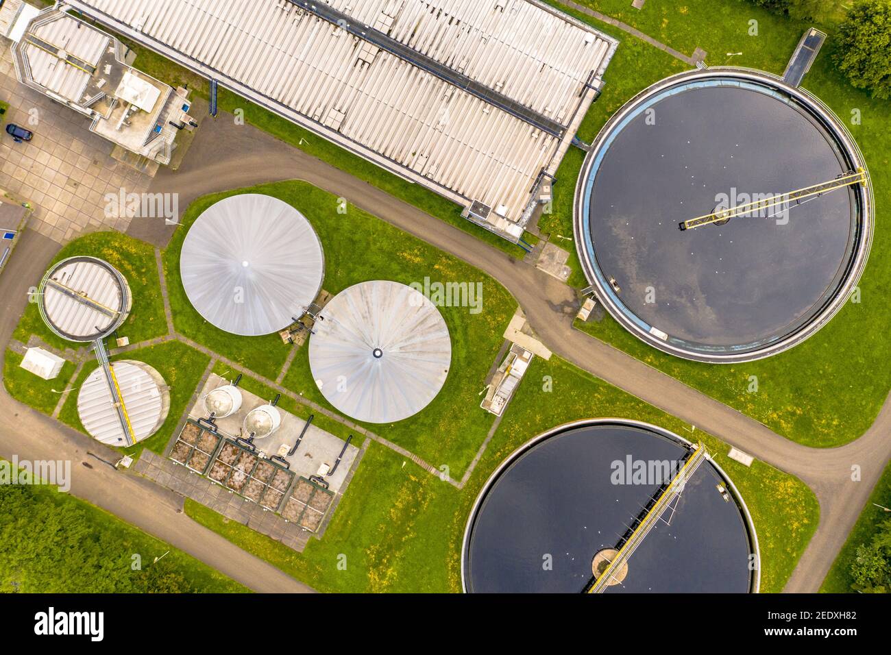 Wasseraufbereitungsanlage für Abwasserreinigung von oben gesehen, Niederlande. Stockfoto