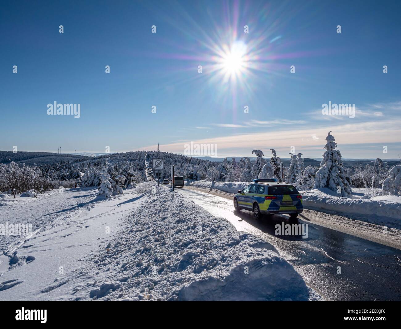 Polizeiauto bei einem Check im Wintersportgebiet In deutschland Stockfoto