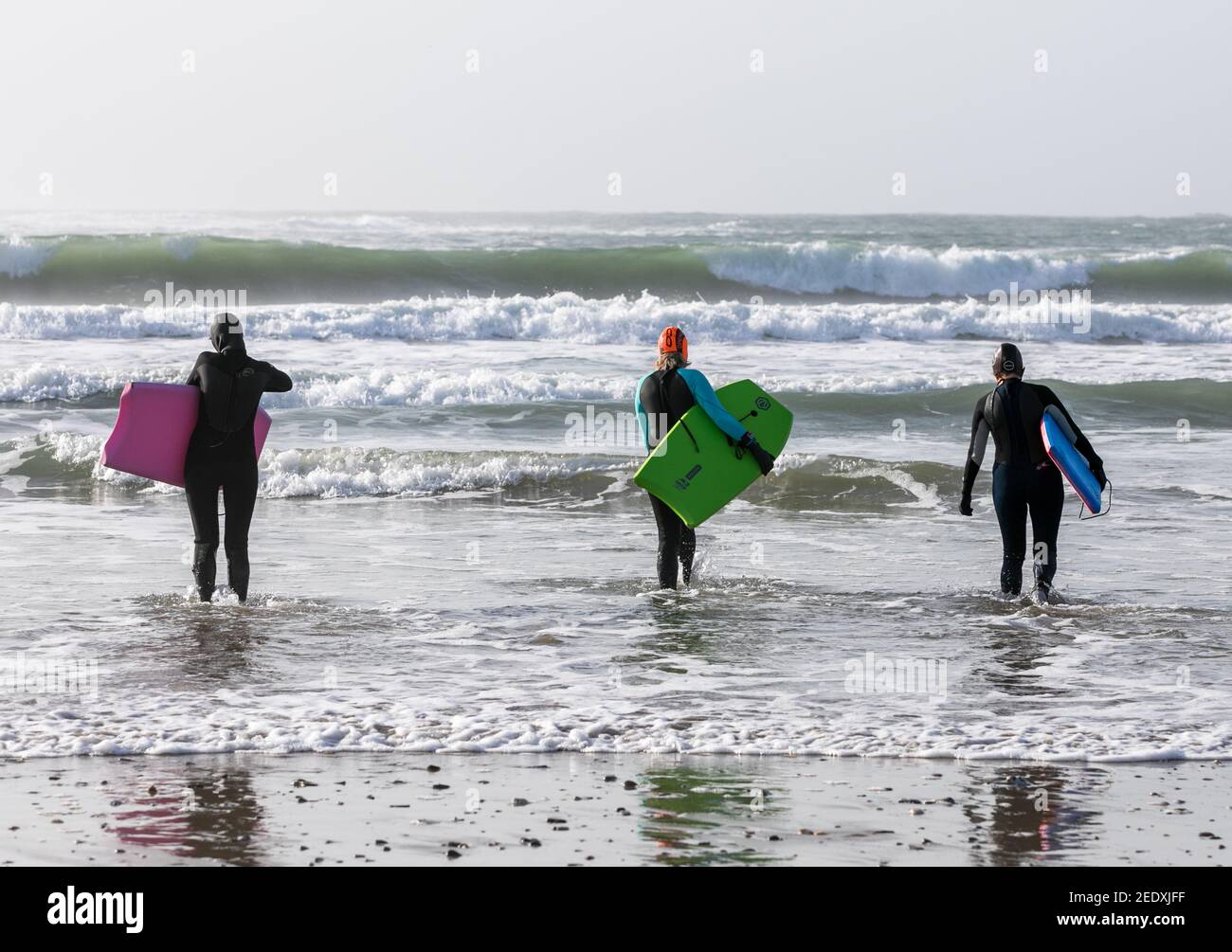 Red Strand, Cork, Irland. 15th. Februar 2021. Marie Bradley, Carol O'Sullivan und Mary Crowley nutzen das gute Wetter, um am Morgen in Red Strand, Co. Cork, Irland, zu schwimmen. - Credit; David Creedon / Alamy Live News Stockfoto