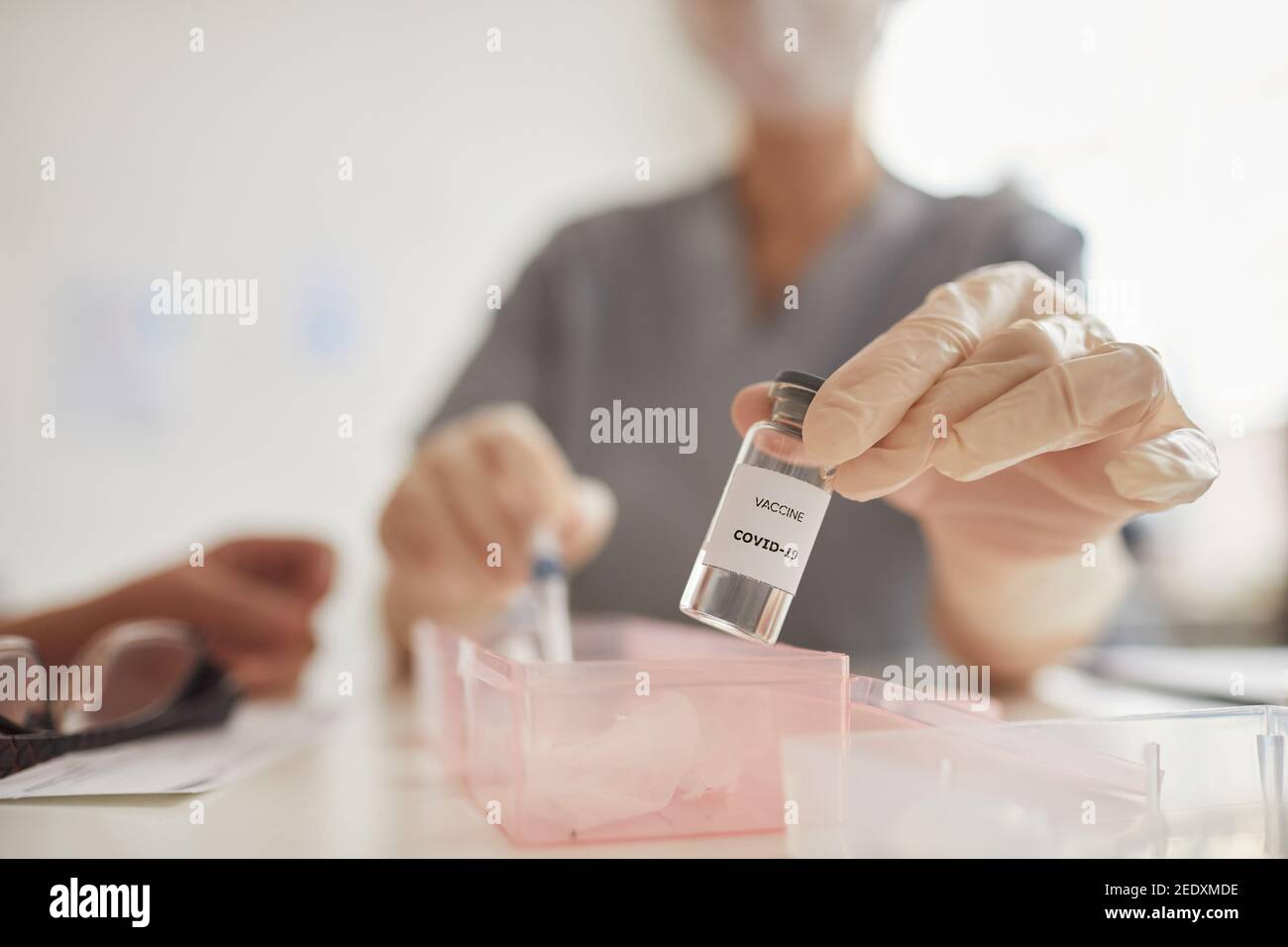 Nahaufnahme Hintergrundbild von Ärzten Hand hält covid Impfstoff in Impfzentrum, Copy-Platz Stockfoto