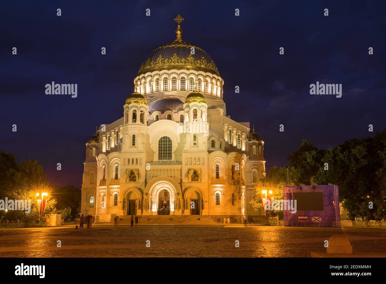 Marinekathedrale des heiligen Nikolaus des Wundertäters in einer Julinacht. Kronshtadt, Russland Stockfoto