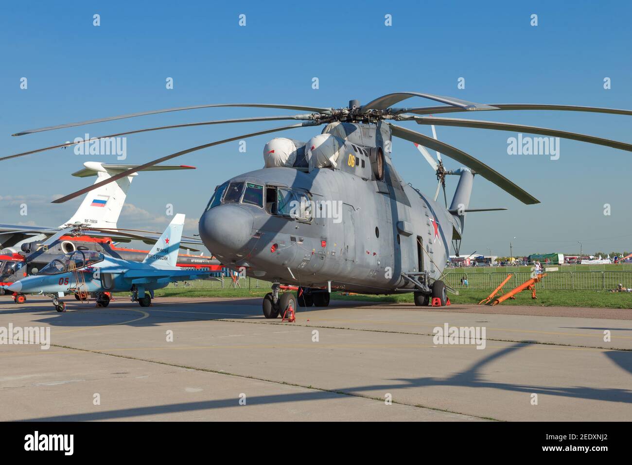 SCHUKOWSKI, RUSSLAND - 30. AUGUST 2019: Der weltweit größte Serienhubschrauber Mi-26 auf der Flugschau MAKS-2017 Stockfoto