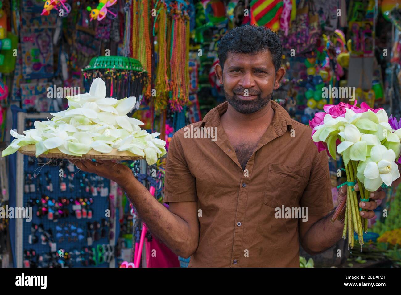 ANURADHAPURA, SRI LANKA - 04. FEBRUAR 2020: Street Vendor bietet Blumen für religiöse Angebot an Buddha Stockfoto