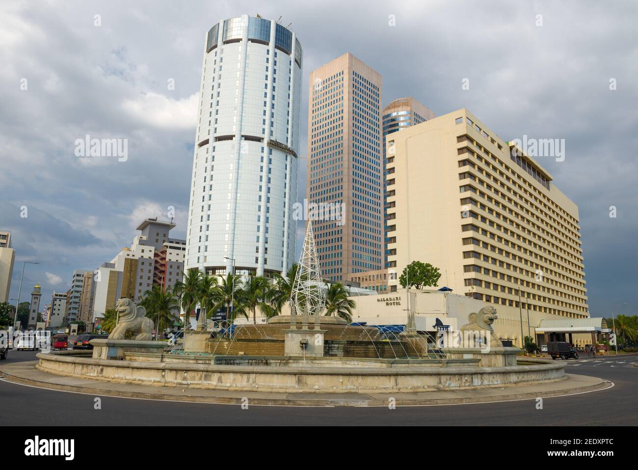 COLOMBO, SRI LANKA - 21. FEBRUAR 2020: Stadtbrunnen-Denkmal vor dem Hintergrund moderner Gebäude an einem bewölkten Tag Stockfoto