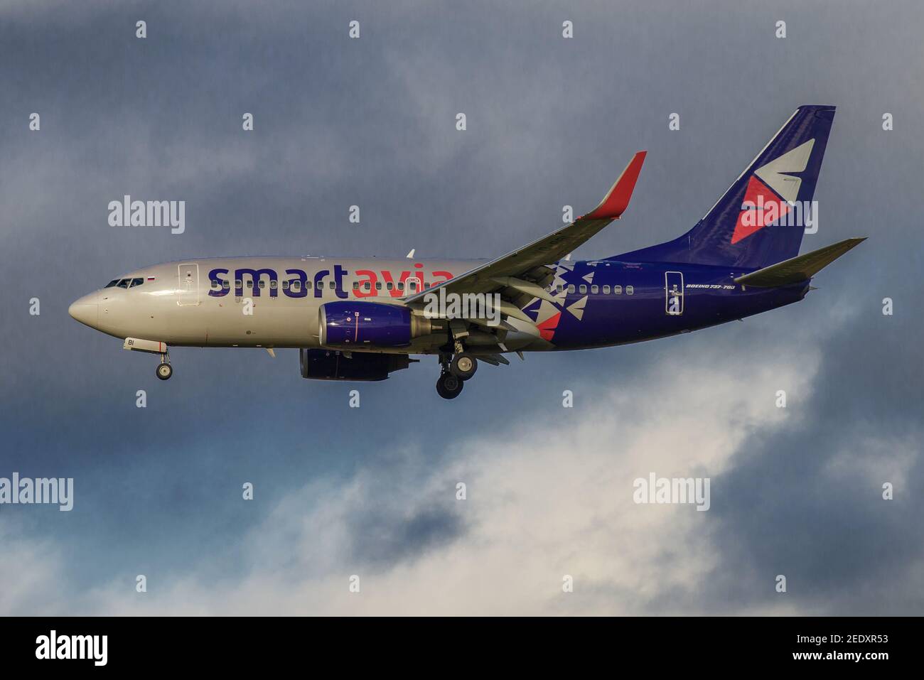 SANKT PETERSBURG, RUSSLAND - 28. OKTOBER 20208: Flugzeug Boeing 737-700 (VQ-BBI) der Smart Avia Airlines auf der Gleitschirmbahn aus nächster Nähe. Seitenansicht Stockfoto