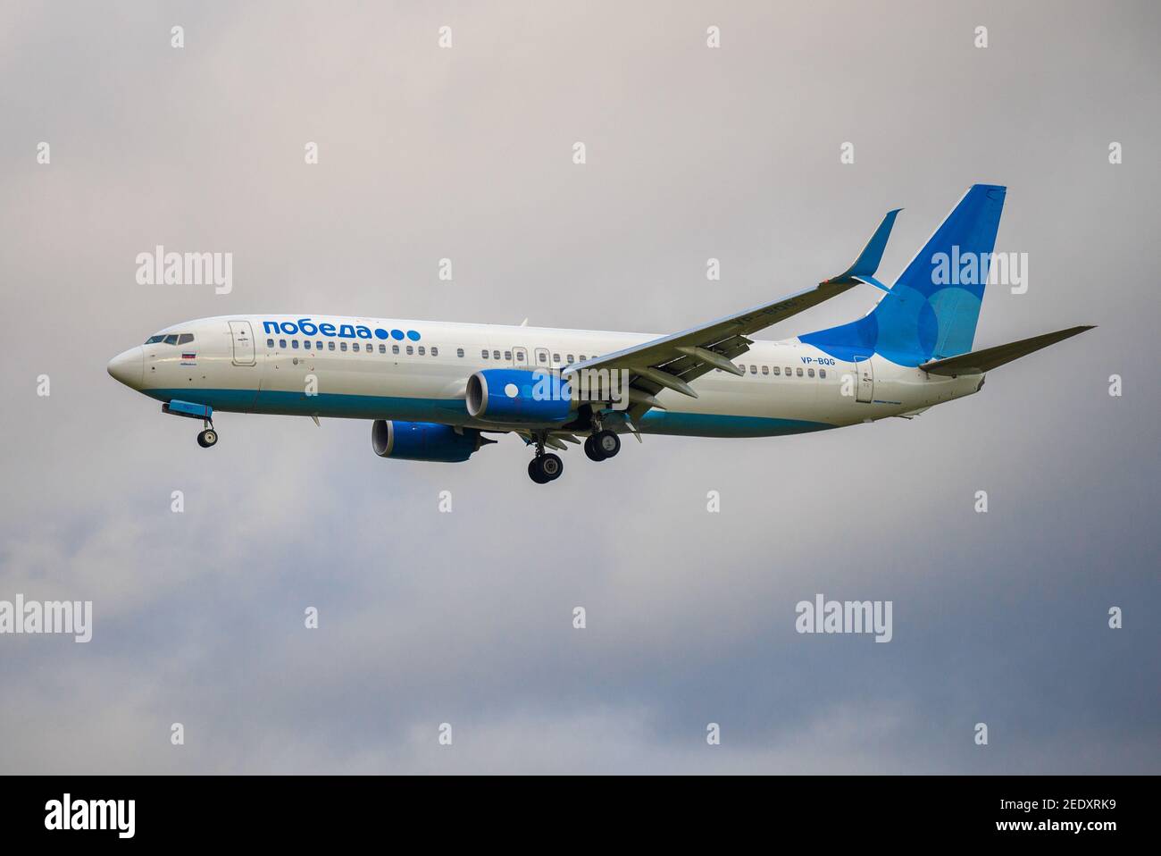 REGION MOSKAU, RUSSLAND - 26. AUGUST 2020: Boeing 737-8MC (WL) (VP-BQG) von Pobeda Airlines auf Gleitpfad in bewölktem Himmel Stockfoto