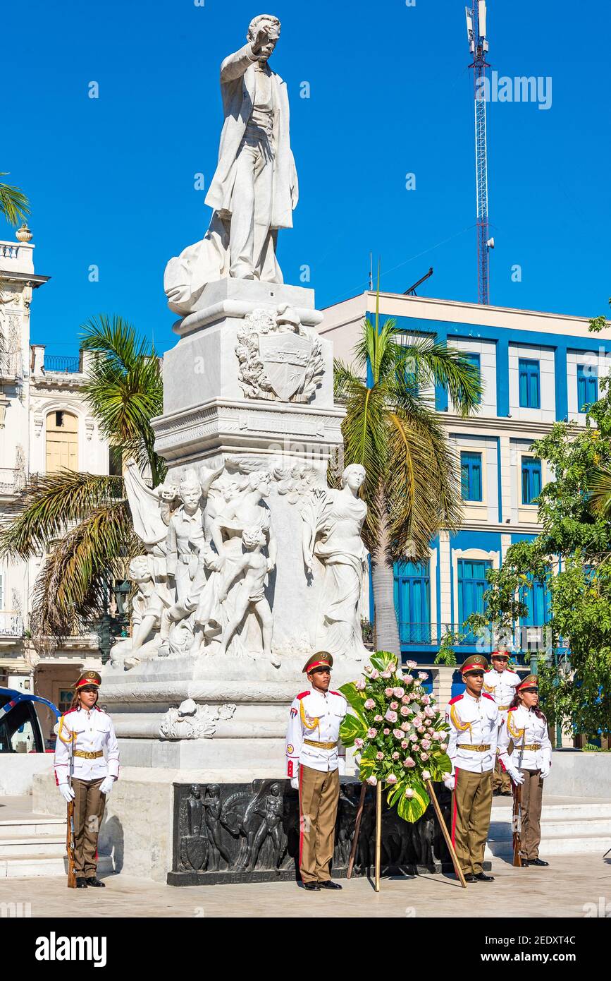 Zeremonie, bei der Gonzalo Mendoza Negri, chilenischer Botschafter in Kuba, einen Kranz aus rosa Rosen im Jose Marti Monument im Central Park in Havanna, C, platziert Stockfoto