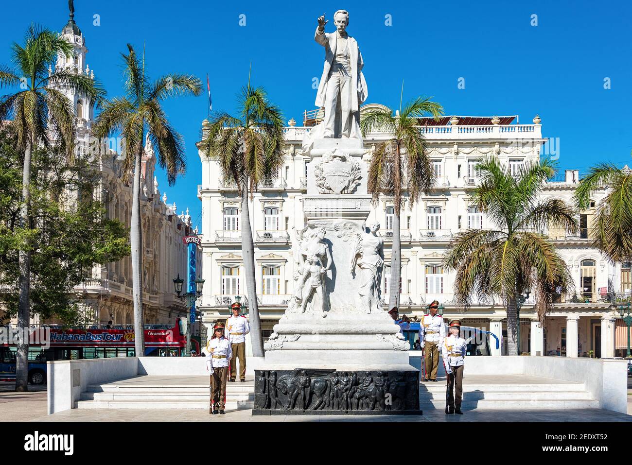 Zeremonie, bei der Gonzalo Mendoza Negri, chilenischer Botschafter in Kuba, einen Kranz aus rosa Rosen im Jose Marti Monument im Central Park in Havanna, C, platziert Stockfoto