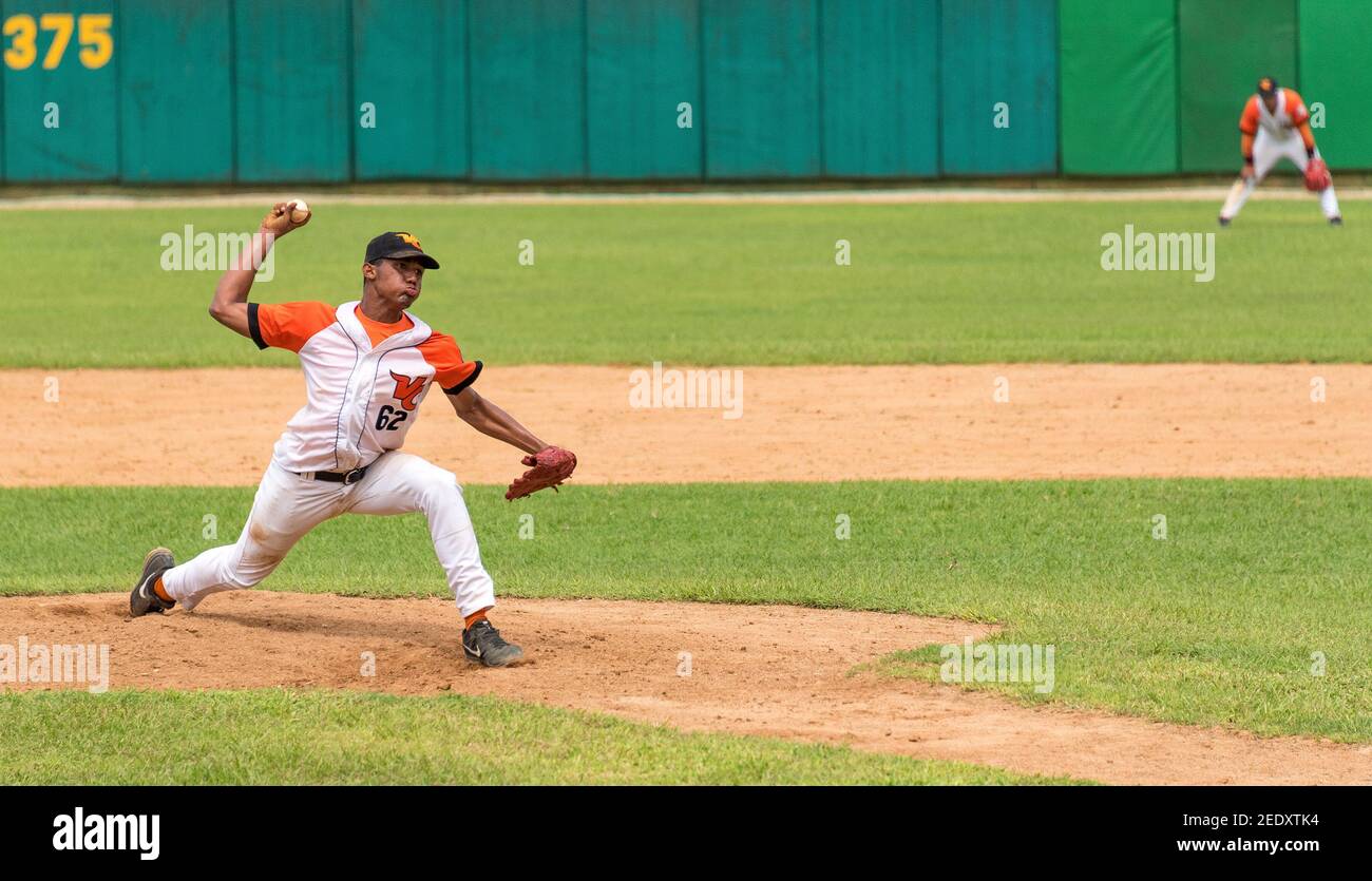 Kubanischer Baseball-Klassiker: Industriales vs Villa Clara im Sandino-Stadion. Henry Mazorra Stellplätze für Villa Clara Stockfoto