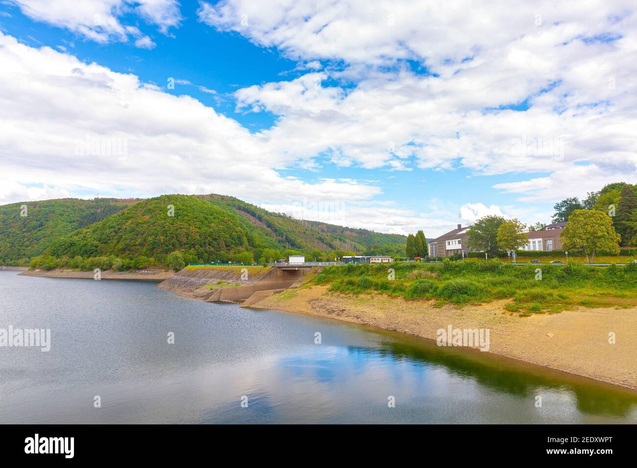 Paulushofdamm, Rursee und Obersee an einem schönen Sommertag. Stockfoto