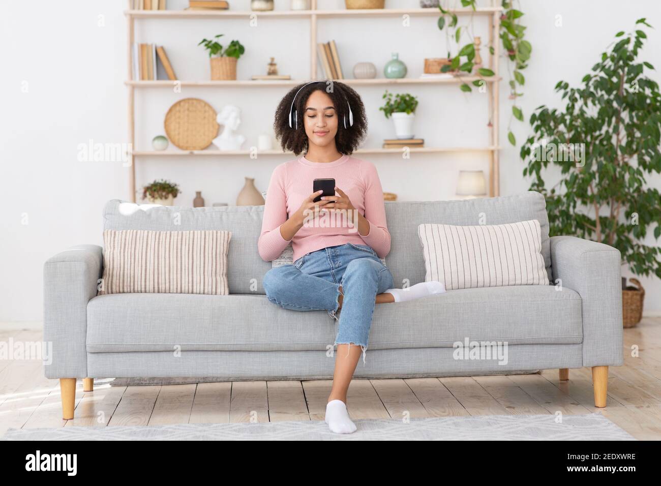 Online-Musik, Surfen im Internet, soziale Netzwerke und Blog während covid-19 Quarantäne Stockfoto