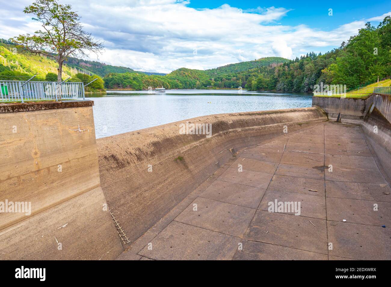 Paulushofdamm und Obersee an einem schönen Sommertag. Stockfoto