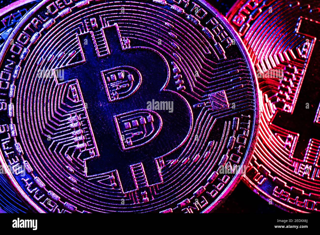 Bitcoin-Münzen in einer geheimnisvollen Beleuchtung in einer extremen Nahaufnahme. Kryptowährung. E-Business. Stockfoto