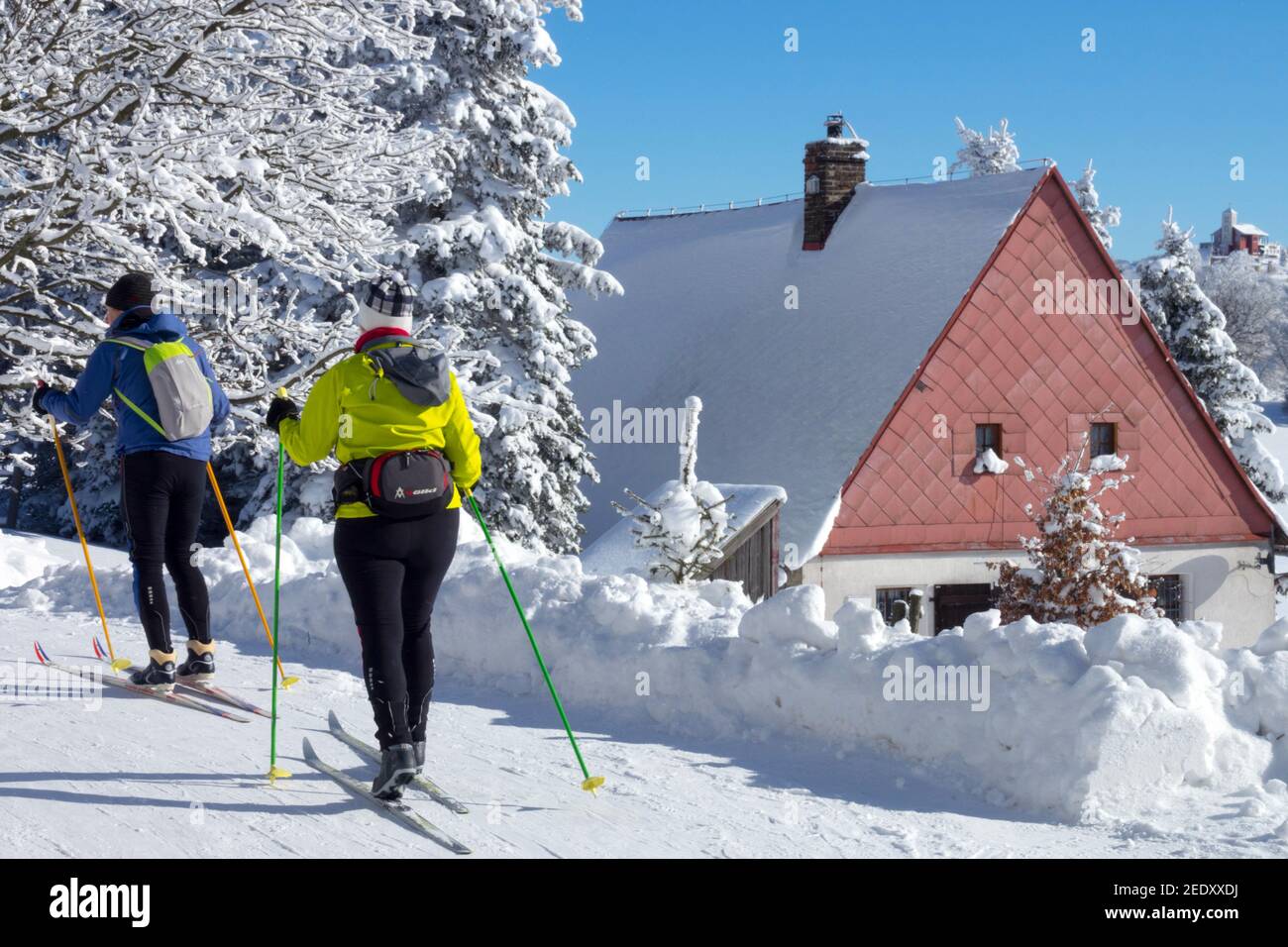 Tschechische Republik Landhaus in den Bergen Skifahrer aktive Menschen Skifahren Paar Haus in Tschechien Skifahren in den tschechischen Bergen Winterszene Schnee Stockfoto