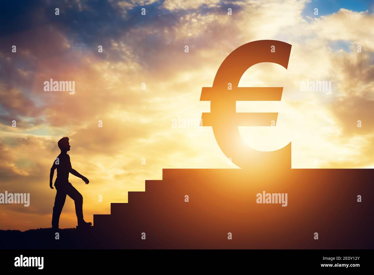 Mann, der vor einer Treppe steht und ein Euro-Schild oben hat. Geldverfolgung. Finanzen und Wirtschaft. Ziele. Stockfoto