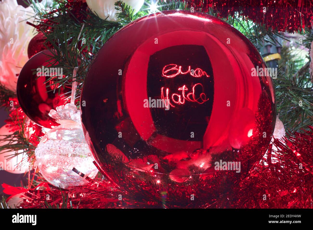 Frohe Weihnachten auf einem weihnachtsschmuck in italienischer Sprache geschrieben Stockfoto