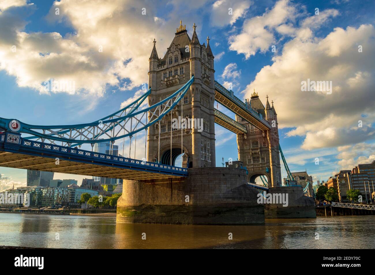 Warme Sommer Tag in Tower Bridge bietet einen schönen Glanz auf der Brücke. Stockfoto