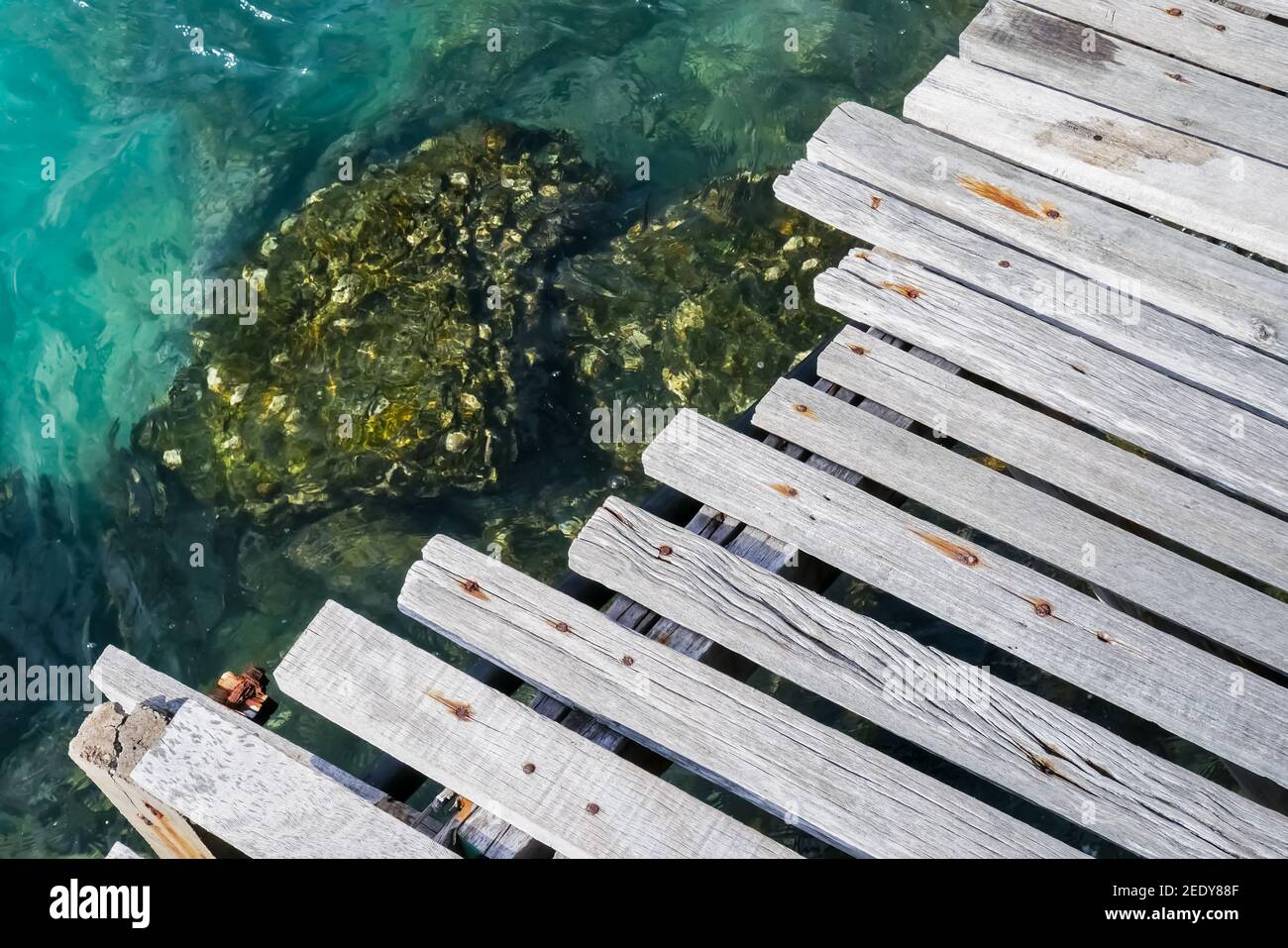 Weiße Holzbrücke über klares türkisfarbenes Wasser Stockfoto