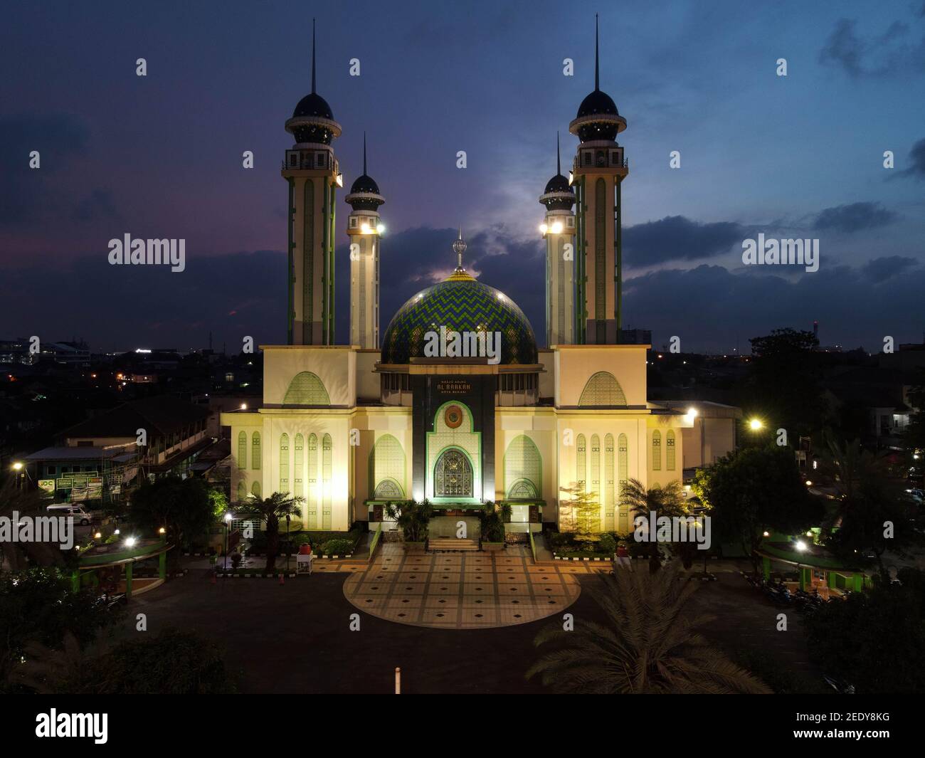 Al Barkah Moschee Größte Masjid in Bekasi, Ramadan Eid Konzept Hintergrund, Reisen und Tourismus. Mit Lärm Wolke nach Regen in der Nacht. Bekasi, Indonesien Stockfoto