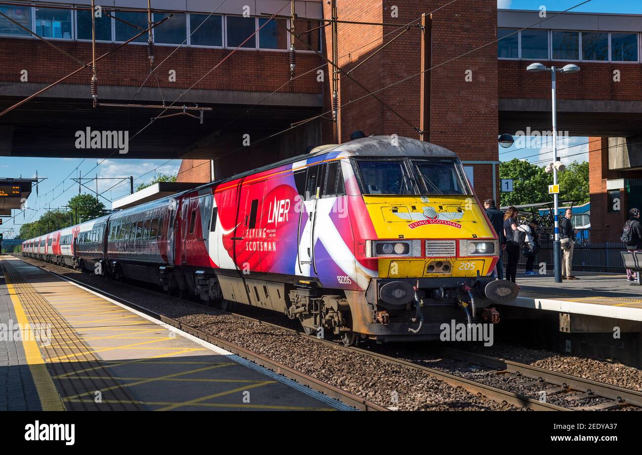 Intercity 225 DVT Class 82 No,82205 Flying Scotsman in LNER Lackierung wartet auf einen Bahnhof, England. Stockfoto