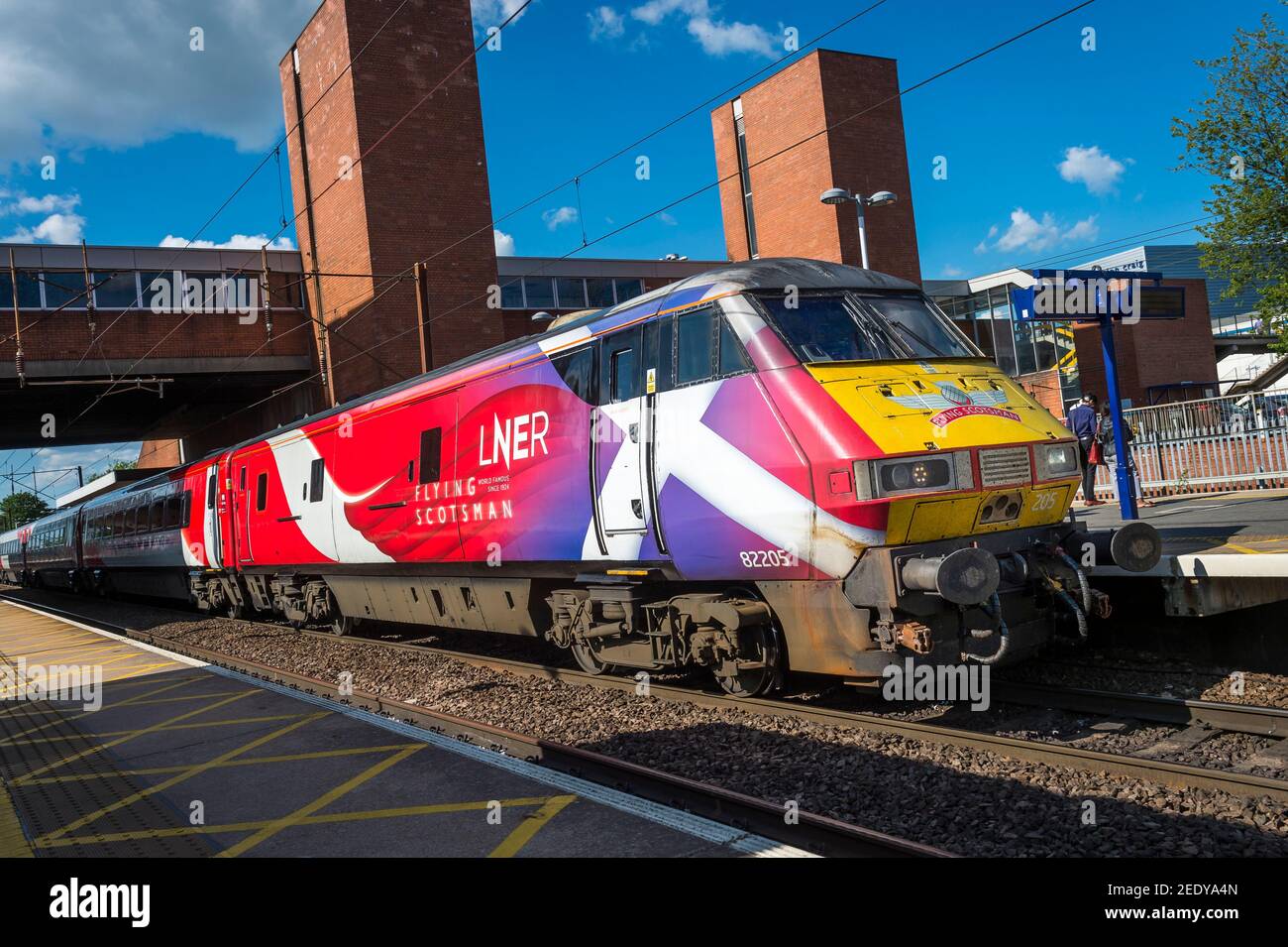 Intercity 225 DVT Class 82 No,82205 Flying Scotsman in LNER Lackierung wartet auf einen Bahnhof, England. Stockfoto