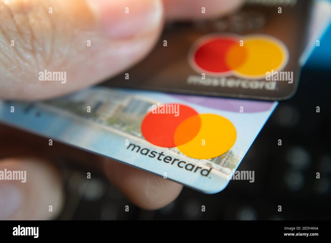 Bangkok, Thailand - 26. Januar 2021 : Mastercard-Logo auf Kreditkarten. Stockfoto