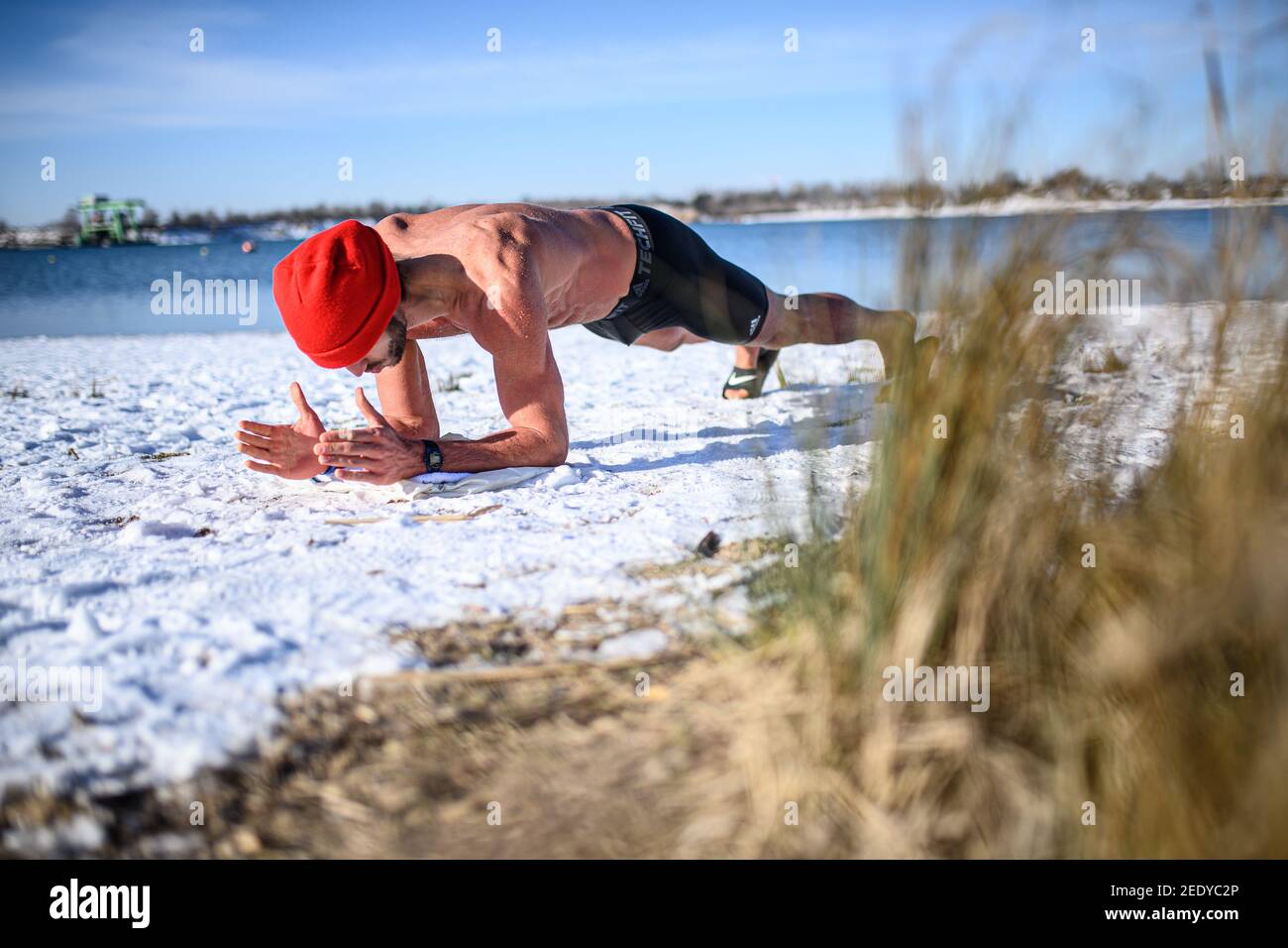 Der Basketballspieler Adam Pechacek (PSK Lions) geht regelmäßig zum Epplesee in Forchheim zum Winterschwimmen als Trainingsmethode. GES/Basketball 2. Bundesliga-Wintertraining 02/14/2021 der Basketballspieler Adam Pechacek vom PSK Lions Karlsruhe besucht den Epplesee, einen See in der Nähe von Karlsruhe zum Winterschwimmen als Trainingsmethode. Basketball: 2nd Deutsche Bundesliga: Winter Training Session, Rheinstetten 14. Februar 2021 - weltweite Nutzung Stockfoto