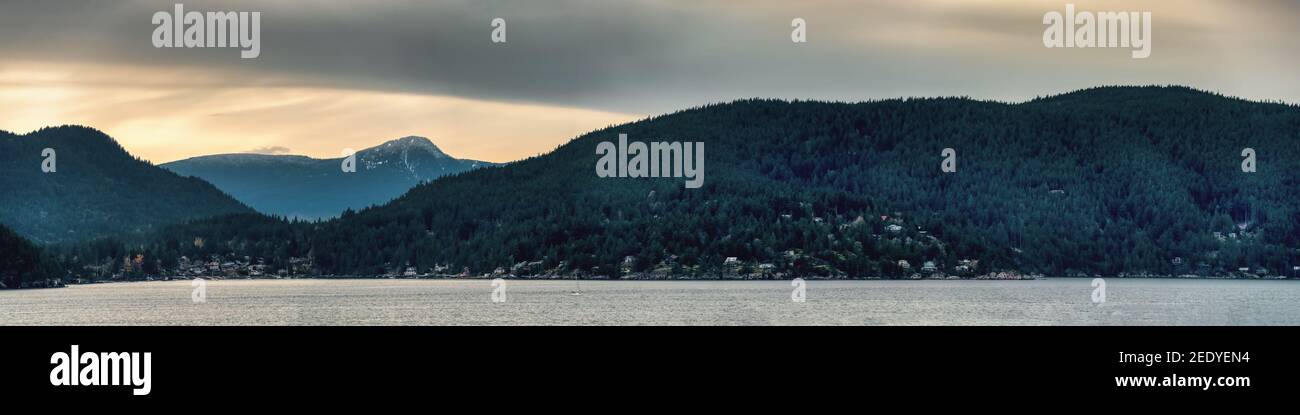 Ocean Bay Panoramalandschaft mit Wohnhäusern am Ufer Stockfoto
