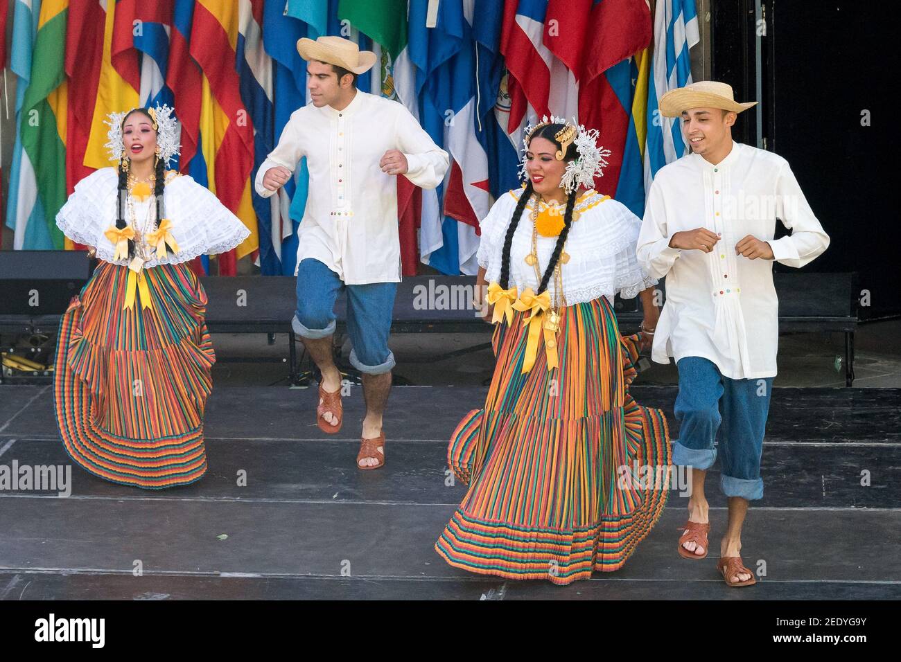 Panamanian Roots, eine Tanzgruppe, die während der hispanischen Fiesta auf dem Mel Lastam Platz auftritt. 31. August 2013 Stockfoto