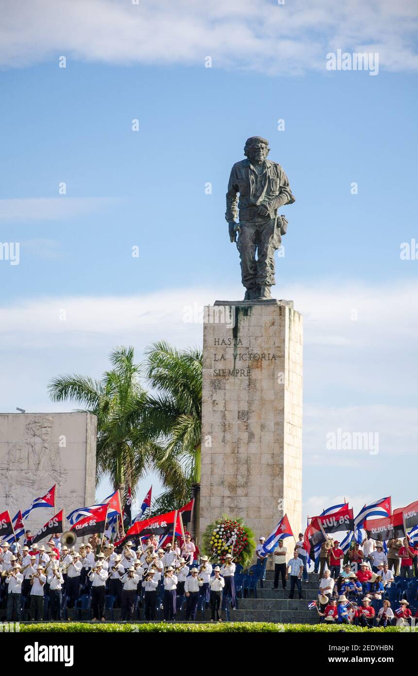 Kubaner marschieren zur Feier des 1. Mai Internationalen Arbeitertages nach Angaben der kommunistischen Länder. Diese Veranstaltung wird von der Regierung gesponsert und es happ Stockfoto