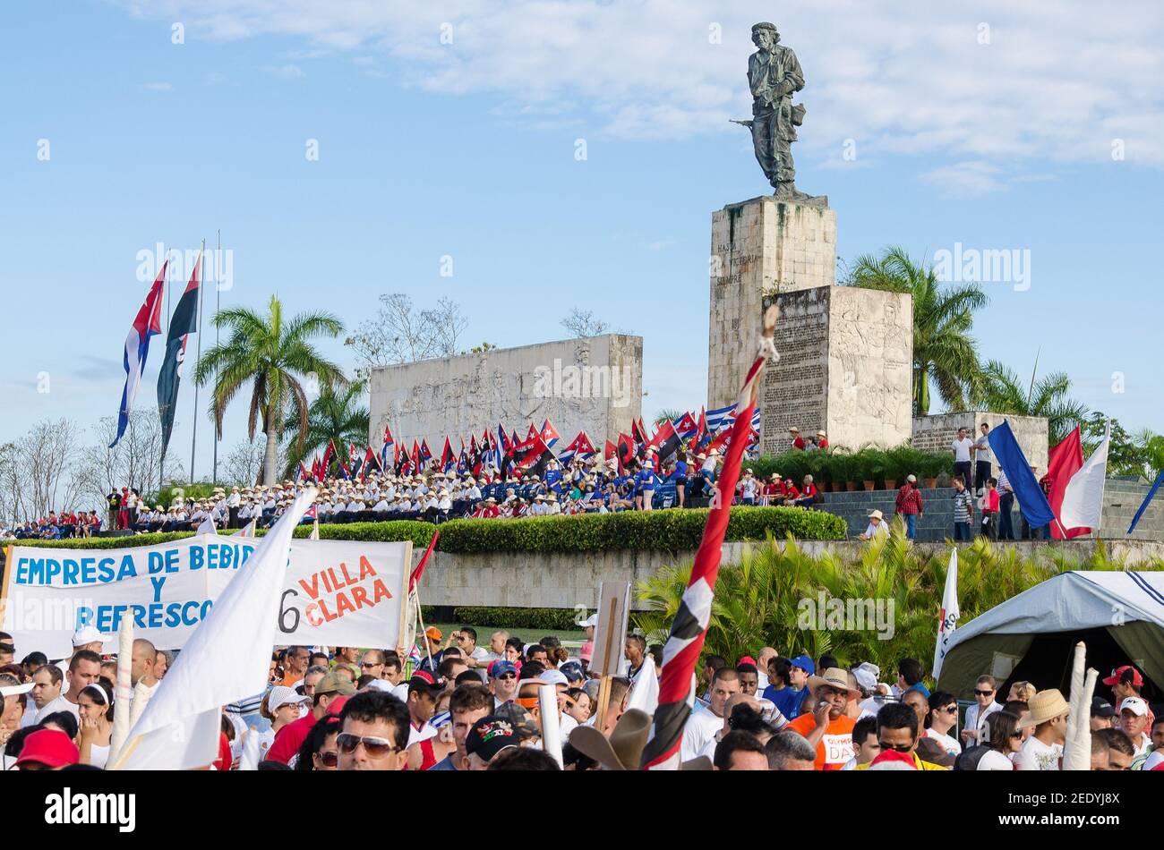 Kubaner März zur Feier des Tages am 1. Mai 2012 in Santa Clara. Dieses Ereignis wird von der Regierung geförderte und es jedes Jahr passiert Stockfoto