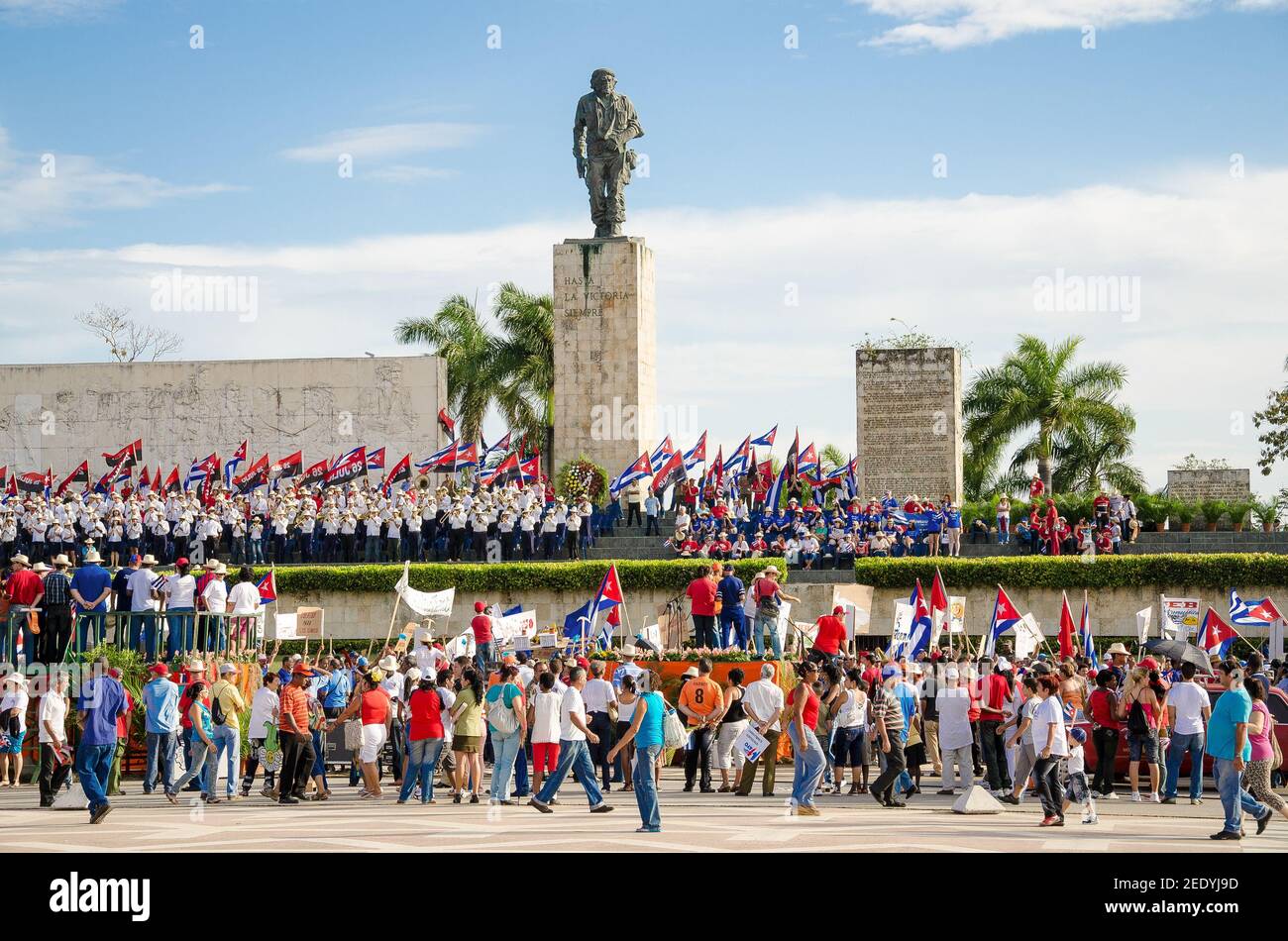 Kubaner marschieren zur Feier des 1. Mai Internationalen Arbeitertages nach Angaben der kommunistischen Länder. Diese Veranstaltung wird von der Regierung gesponsert und es happ Stockfoto