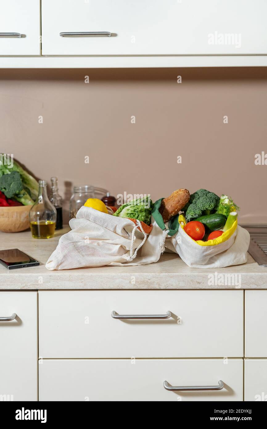 Umweltfreundliche wiederverwendbare Baumwollbeutel mit Obst, Gemüse und Brot Stockfoto
